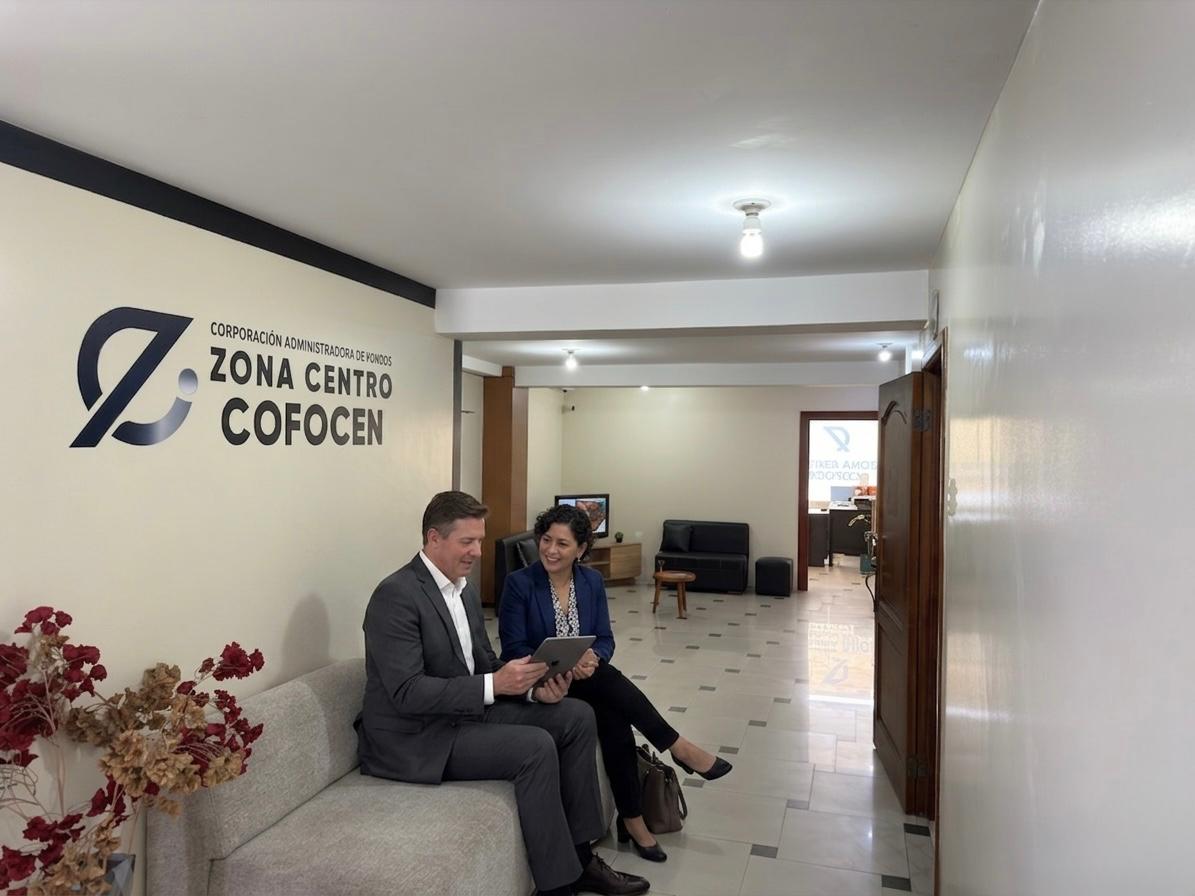 Equipo COFOCEN atendiendo en la oficina de Riobamba